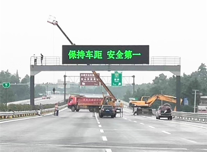 成都高速路龙门架式电子信息牌